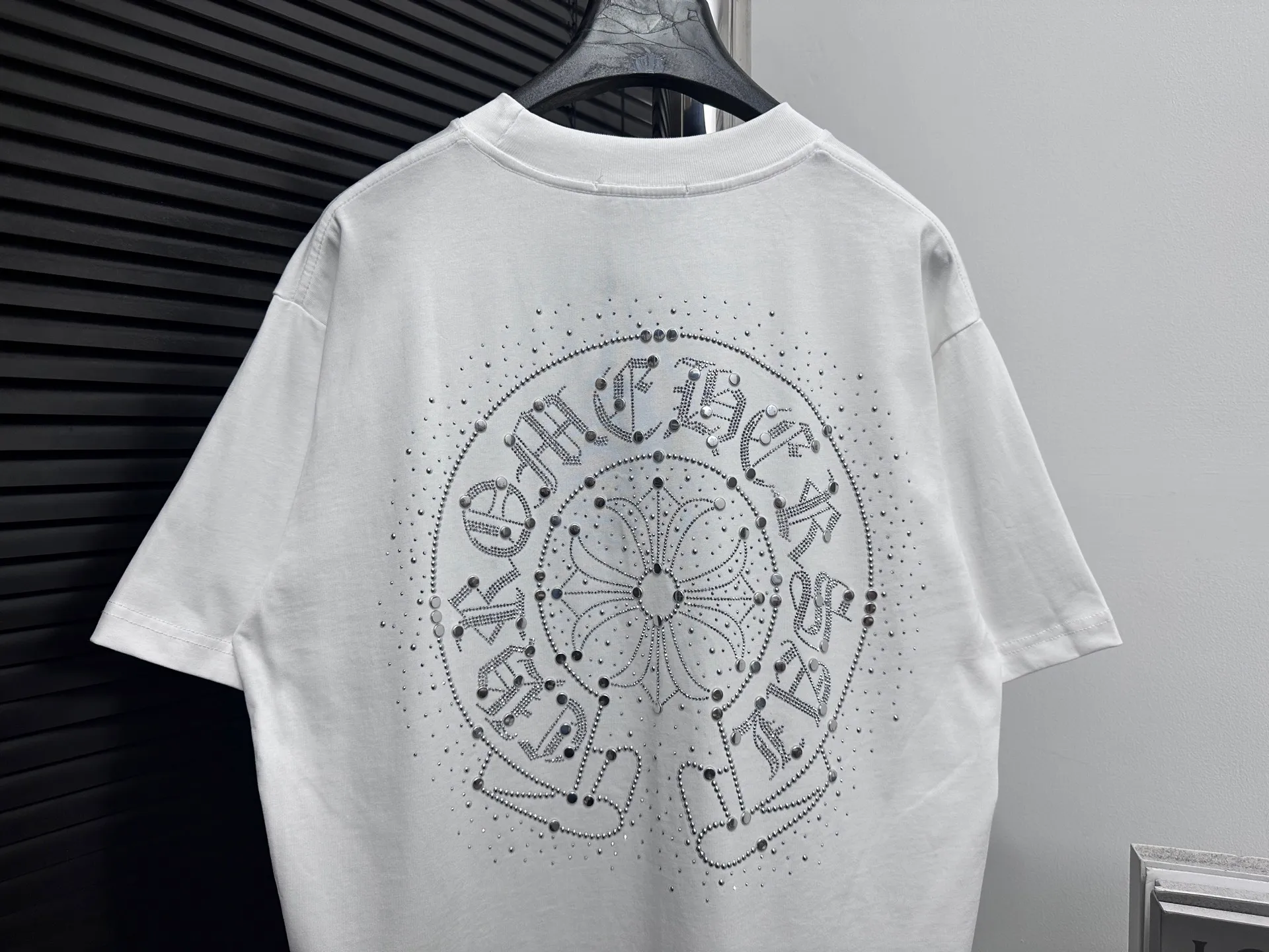 🅿️190 [ChromeHearts] ChromeHearts 25ss round neck T-shirt Original fabric Official same style Short-sleeved T-shirt Customized 260g same vat dyed fabric Very comfortable to the touch Latest brick cabinet synchronization for spring and summer Fashionable and personalized Super versatile and good-looking Very suitable for both men and women A must-have item Tag Collar label Washed wheat Complete with three standards Color: Black White Size: XS-L